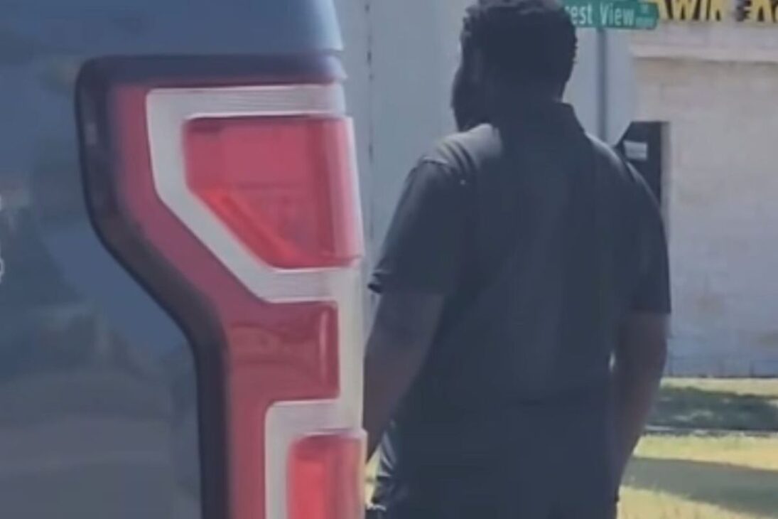 Homem foi encontrado após 10 anos sem contato com a família na Nigéria; desconhecida parou, perguntou o nome dele e gravou vídeo que localizou os parentes