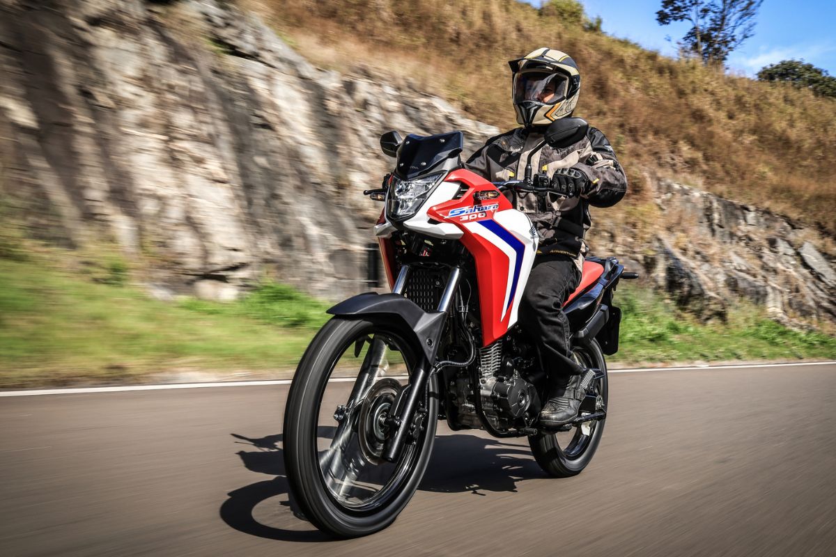 Honda enfia 25,2 cv, câmbio de seis marchas, controle de tração e farol full LED numa trail flex a partir de R$ 31.855 que promete encarar cidade e estrada sem virar big trail