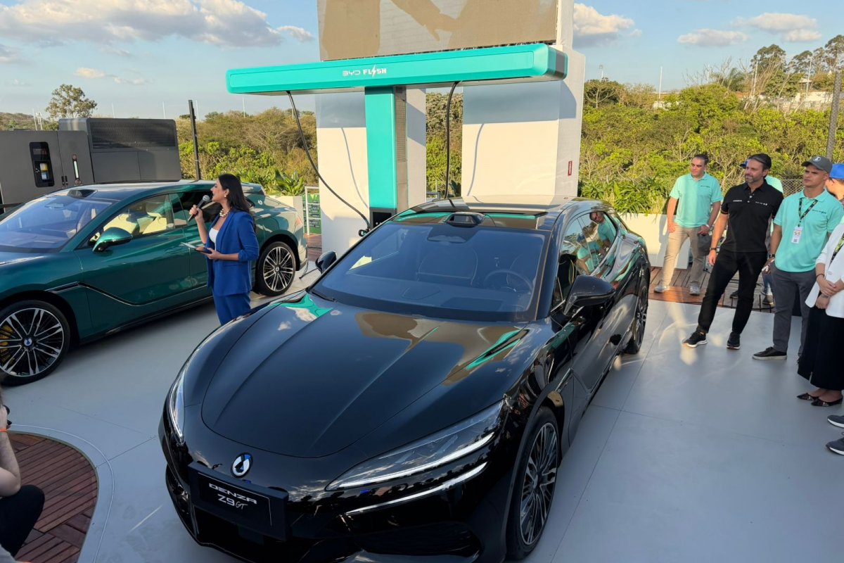 Sistema Flash Charging estreou em Interlagos com grandes bancos de baterias para reduzir a pressão instantânea sobre a rede; primeiro carro compatível vendido no país será o Denza Z9 GT de R$ 670 mil, 952 cv e 0 a 100 km/h em 2,7 segundos.