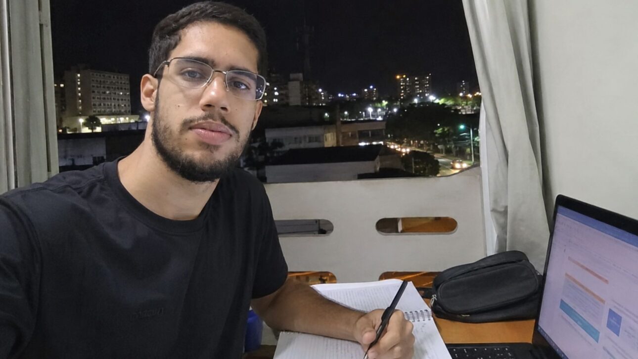 De vendedor de picolé e porteiro noturno à aprovação no Senado: conheça a trajetória de João Lucas e sua rotina intensa de estudos.
