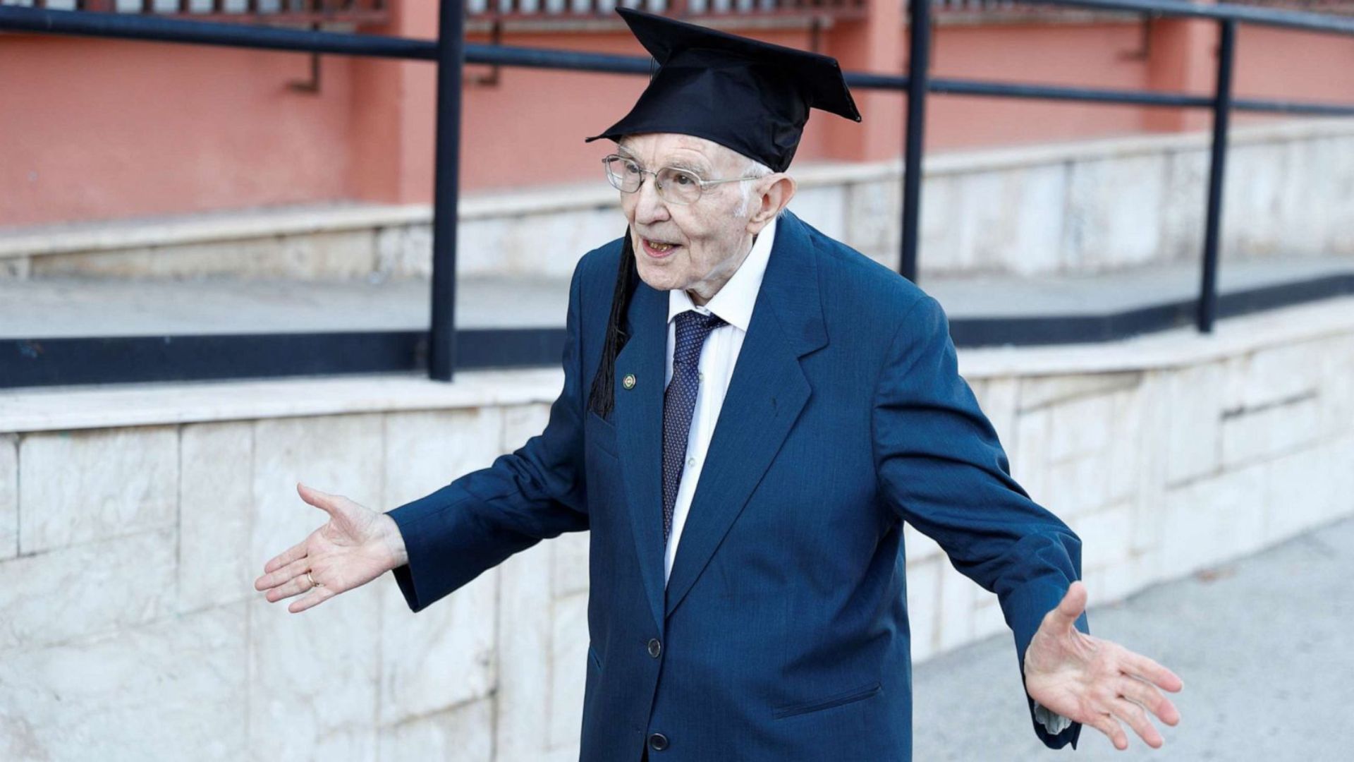 Giuseppe Paternò se formou aos 96 anos e concluiu mestrado aos 98 na Itália, após uma vida marcada por trabalho, guerra e estudos adiados.