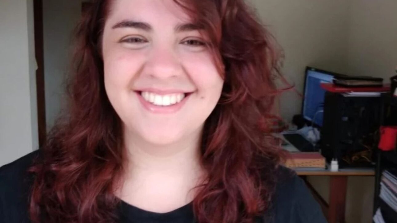 Jovem de escola pública supera quatro anos de preparação e conquista o primeiro lugar em Medicina na UERJ aos 22 anos, com apoio da família.