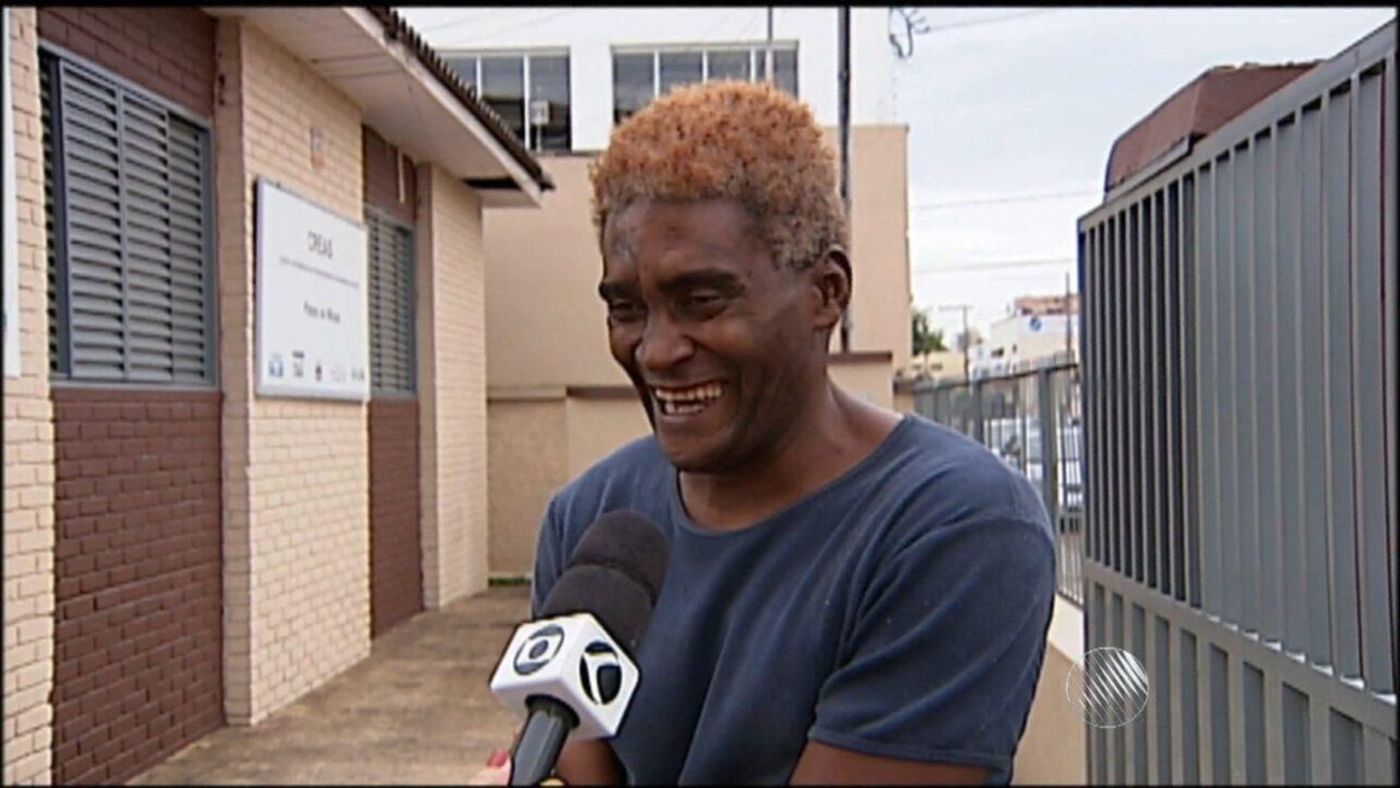 Morador de rua estuda por quatro meses em praças, faz 26 de 30 pontos e conquista o 1º lugar em concurso público em Patos de Minas.