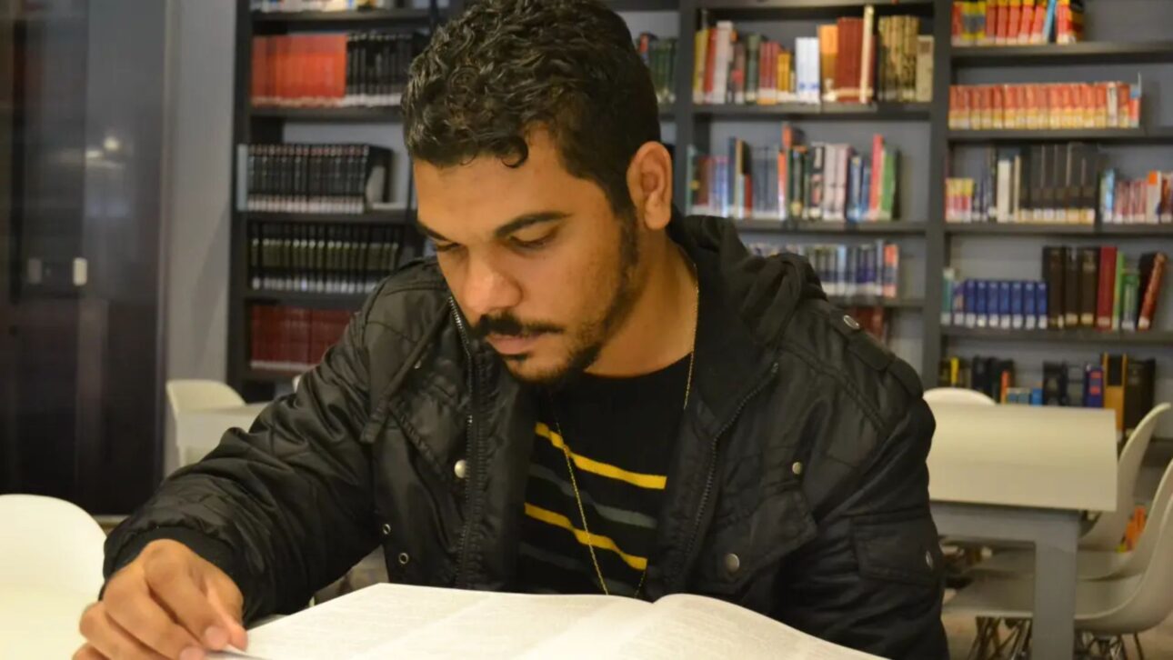 Carlos César Alves Correa transformou trabalho precoce, livros e bibliotecas públicas em caminho até conquistar uma vaga em Letras na UFRGS.