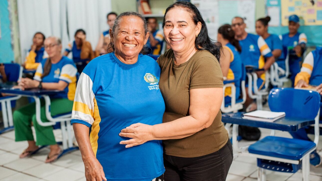Mãe de 74 anos volta à EJA em Boa Vista, aprende a escrever o próprio nome e vive a emoção de ser aluna da filha professora na escola municipal.