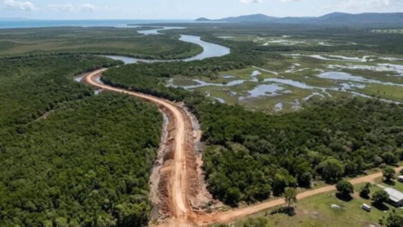 Homem constrói estrada de 2 km para pescar em parque na Austrália, destrói 19 mil m² de áreas alagadas e recebe multa ambiental.