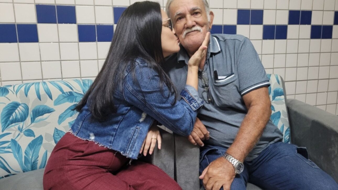 Pai que deixou a escola aos 14 anos volta aos estudos aos 73, tem a própria filha como professora e conclui a EJA em Alagoas após décadas.