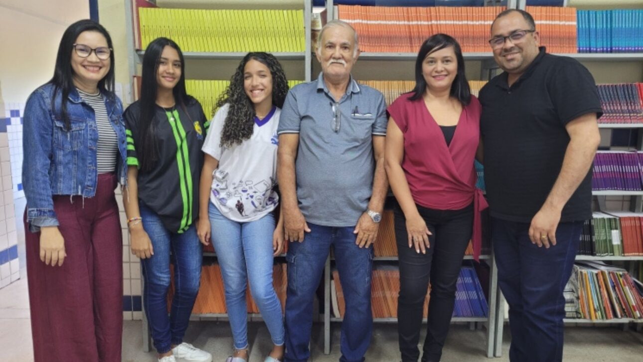 Pai que deixou a escola aos 14 anos volta aos estudos aos 73, tem a própria filha como professora e conclui a EJA em Alagoas após décadas.