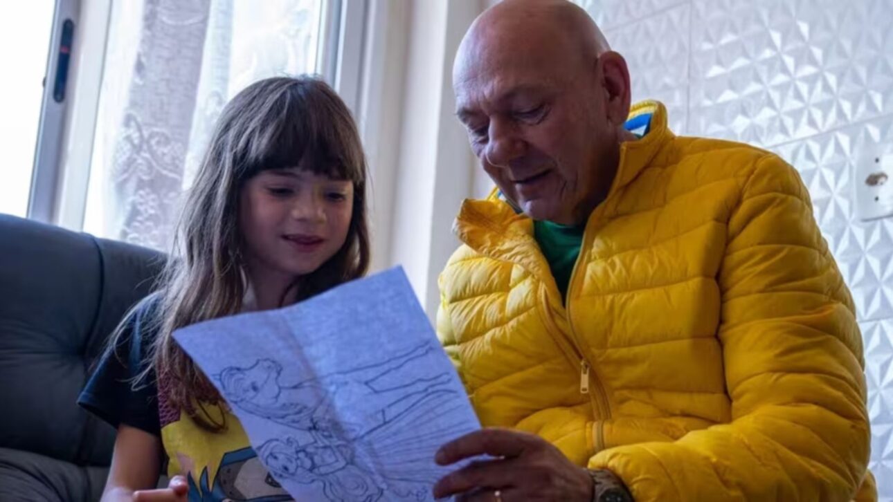 Menina de 9 anos perde a casa em enchente, entrega carta a Luciano Hang e recebe móveis após vídeo ajudar a localizar sua família.