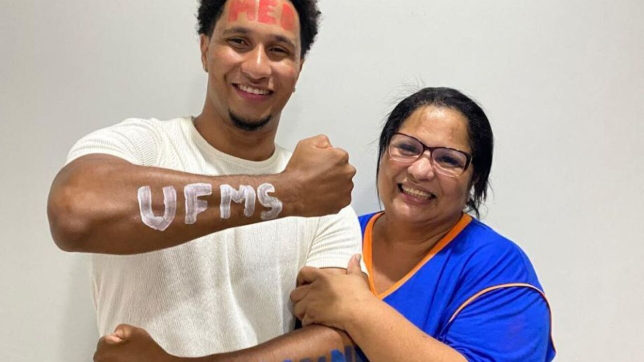João Vitor Santos de Souza concluiu o ensino médio em 2016 e passou oito anos perseguindo uma vaga em Medicina. Filho de faxineira, capinou lotes, trabalhou em lava-jato, feiras,