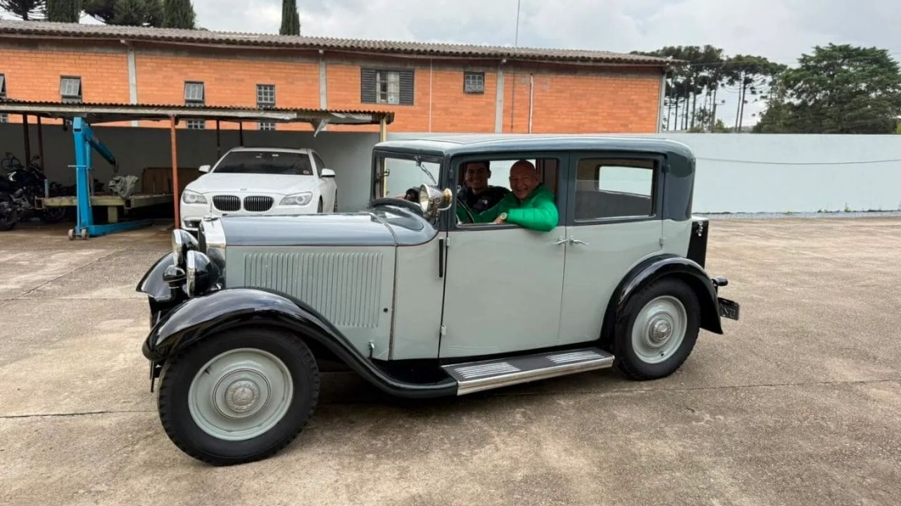 Luciano Hang leva Mercedes-Benz de Carlos Renaux à restauração antes de exibir o carro histórico em Brusque.