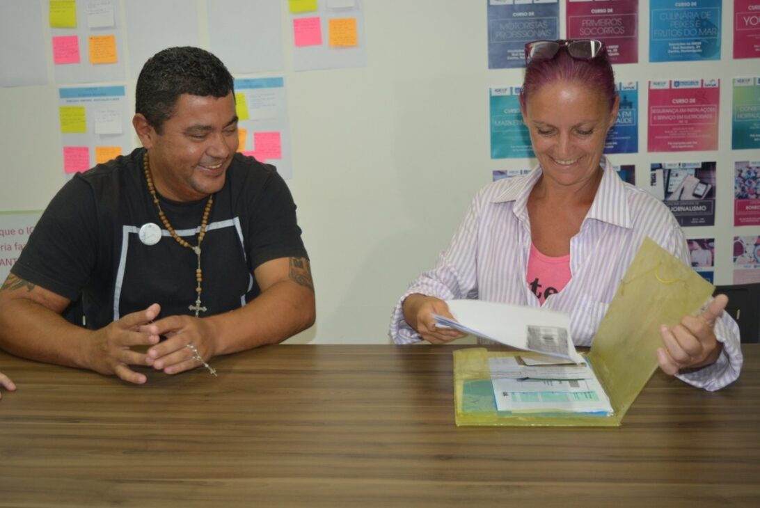 José Eduardo de Oliveira e Cássia Luciane Rodrigues organizam documentos após aprovação no processo seletivo da Comcap.