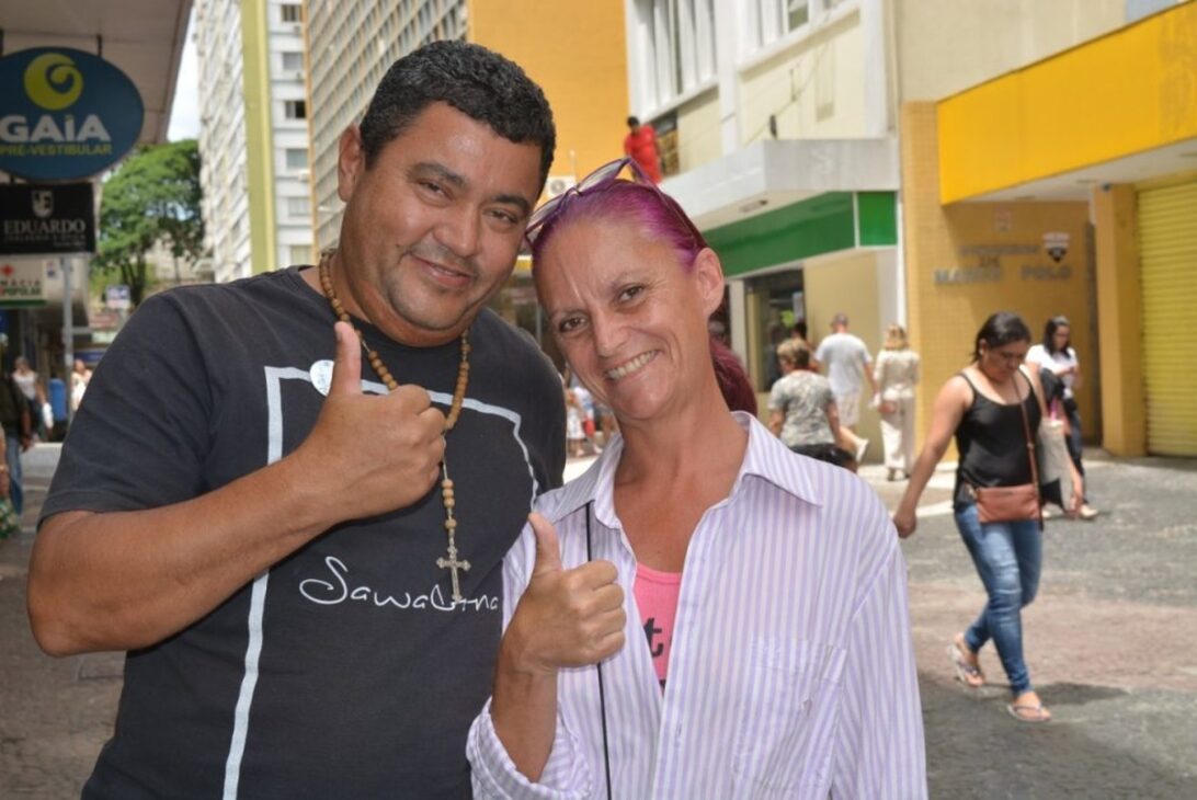 José Eduardo de Oliveira e Cássia Luciane Rodrigues comemoram aprovação no processo seletivo da Comcap em Florianópolis.