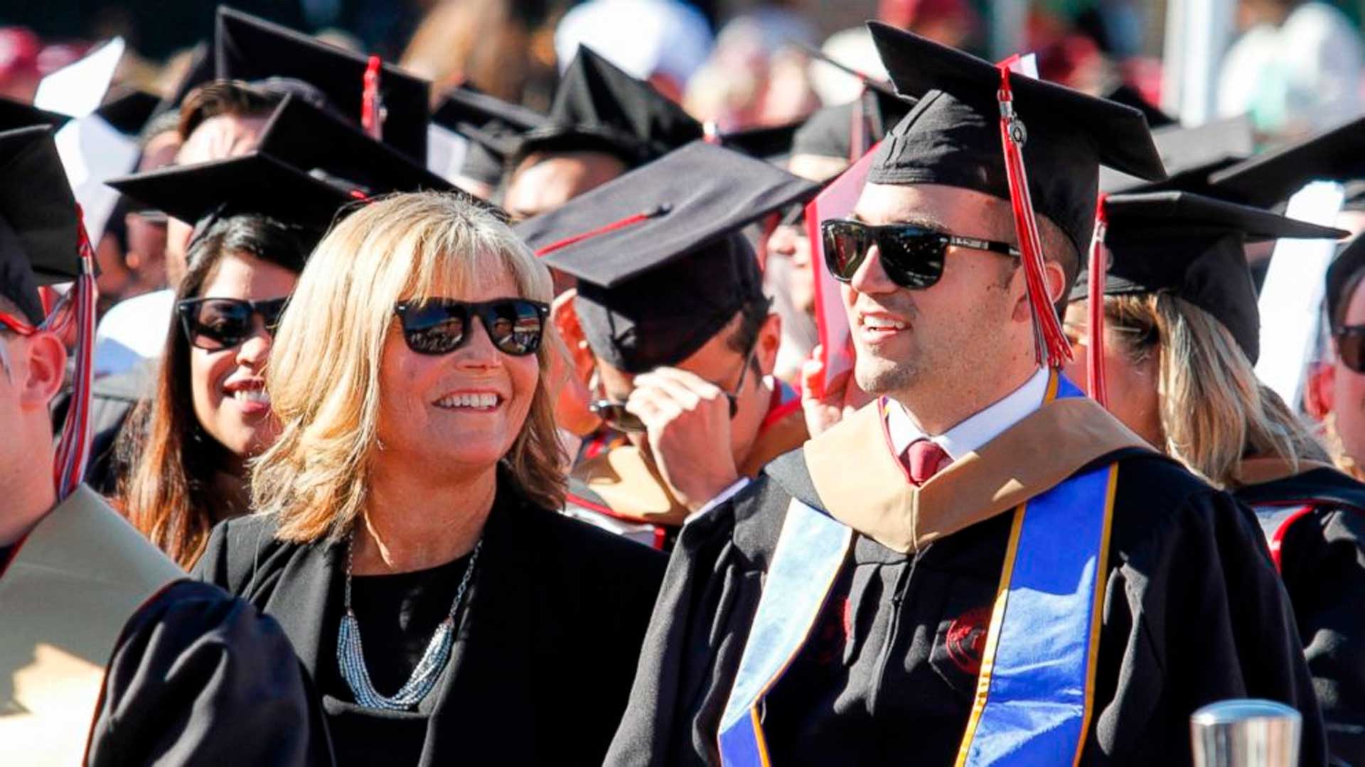 Mãe recebe MBA honorário após acompanhar por dois anos o filho tetraplégico em todas as aulas e provas da universidade