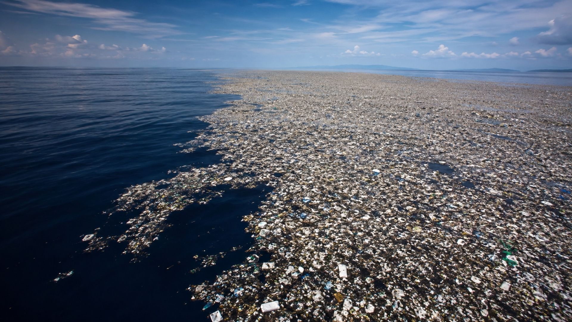 'Ilha' de lixo no Pacífico ocupa área estimada em 1,6 milhão de km²; entenda sua formação, composição, riscos e limites da limpeza.