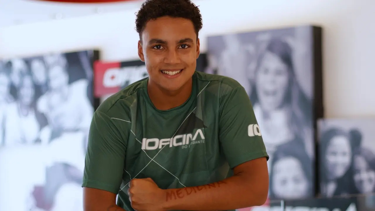 Aos 19 anos, Matheus Gabriel deixou o emprego para tentar Medicina, conciliou ensino médio público, técnico em Eletroeletrônica e cursinho, estudou nos ônibus e resolveu pelo menos 7 mil questões antes de conquistar vagas na USP e na Unicamp.
