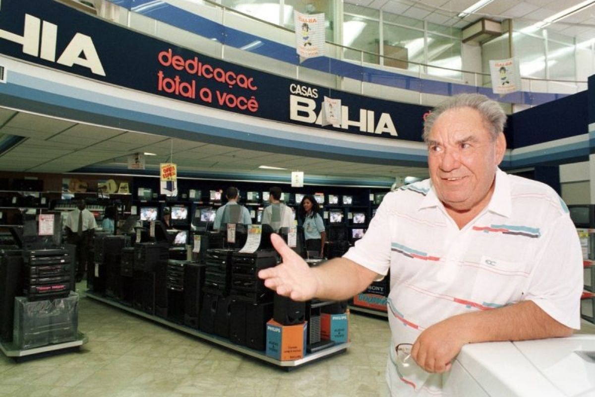 Samuel Klein chegou ao Brasil em 1951, vendeu produtos de porta em porta com uma charrete e abriu em São Caetano a primeira Casa Bahia.
