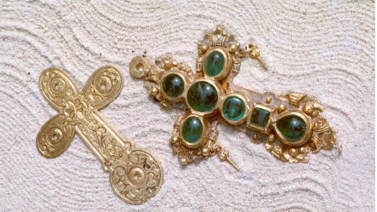 Cruz de ouro de naufrágio espanhol nas Bermudas some antes de visita da Rainha Elizabeth II e dá lugar a réplica de plástico.