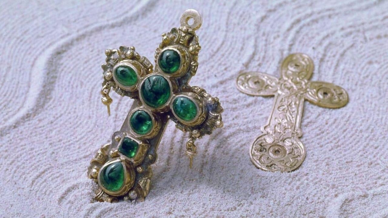 Cruz de ouro de naufrágio espanhol nas Bermudas some antes de visita da Rainha Elizabeth II e dá lugar a réplica de plástico.