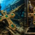 Mergulhador encontra em naufrágio espanhol uma cruz de ouro de 22 quilates com sete esmeraldas, vende o tesouro ao governo das Bermudas e, anos depois, descobre que a peça (3)