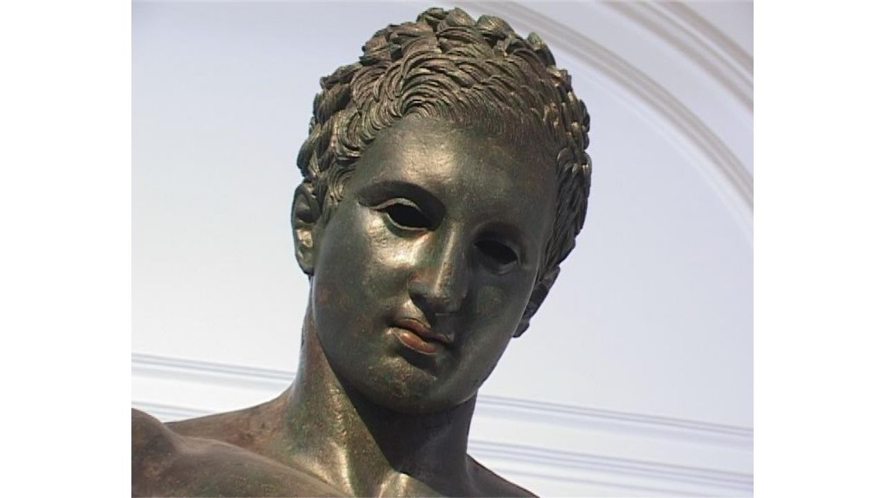 Na Croácia, a estátua grega de bronze Apoxiômeno foi achada a 45 metros de profundidade e passou por restauração antes de ganhar museu próprio.