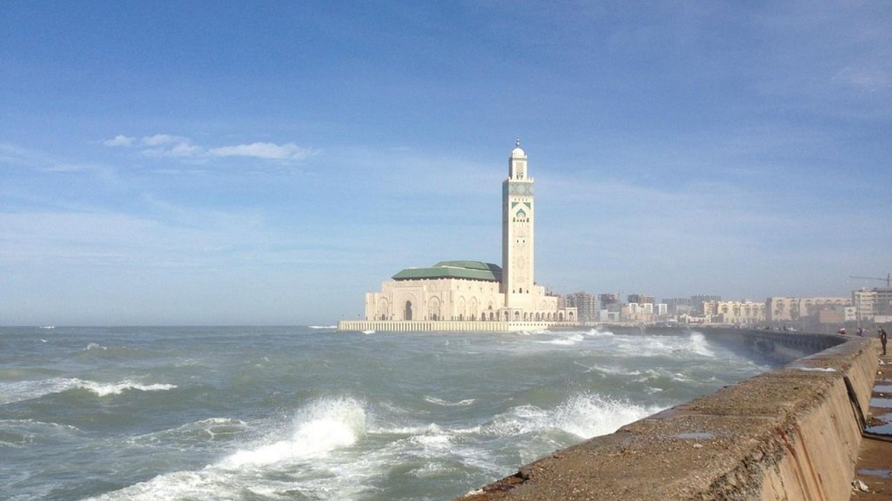 Mesquita de Casablanca usa concreto diante do Atlântico, com minarete de 200 metros e cobertura móvel de 1.100 toneladas.