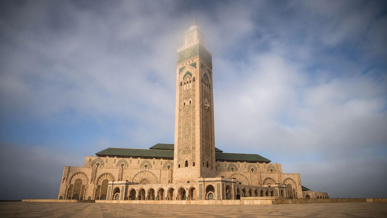 Mesquita de Casablanca foi construída praticamente sobre o oceano e parece flutuar sobre o Atlântico engenheiros usaram 26 mil m³ de concreto, 59 mil m³ de rochas e mais de mil (6)