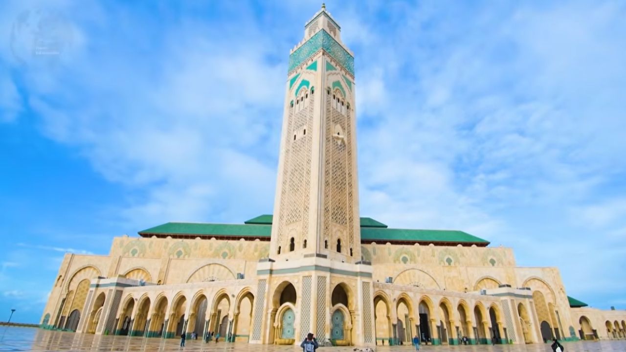 Mesquita de Casablanca usa concreto diante do Atlântico, com minarete de 200 metros e cobertura móvel de 1.100 toneladas.