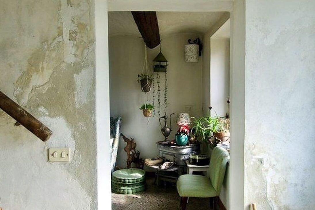 Casa esquecida no Roero virou moradia e trabalho de Viviana Sorrentino, que deixou Turim para viver entre ervas selvagens e cursos.