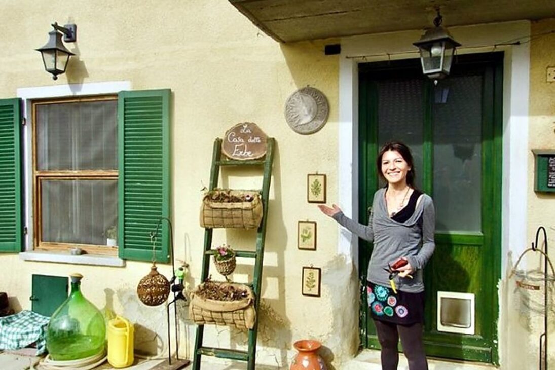 Casa esquecida no Roero virou moradia e trabalho de Viviana Sorrentino, que deixou Turim para viver entre ervas selvagens e cursos.
