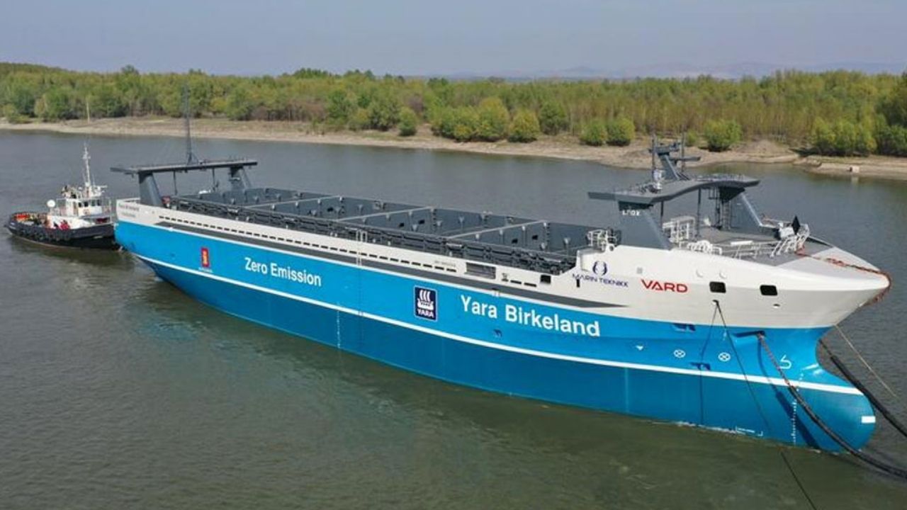 Navios autônomos usam inteligência artificial, radar, câmeras e AIS para navegar, calcular rotas e executar manobras com supervisão humana.