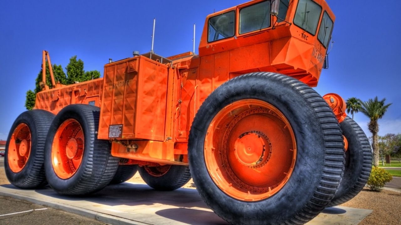 O Exército dos EUA construiu um trem terrestre de 174 metros, 450 toneladas e tração elétrica nas 54 rodas para levar 150 toneladas por neve e deserto, mas a máquina que abrigava seis