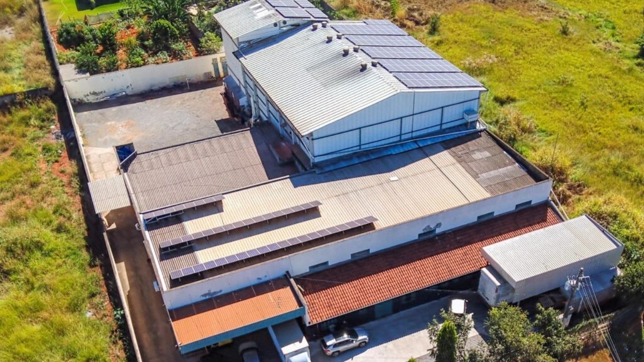 Pipoca deu origem à fábrica Explosão Alimentos, que adotou eficiência energética e reduziu o consumo de energia em 11,7%.