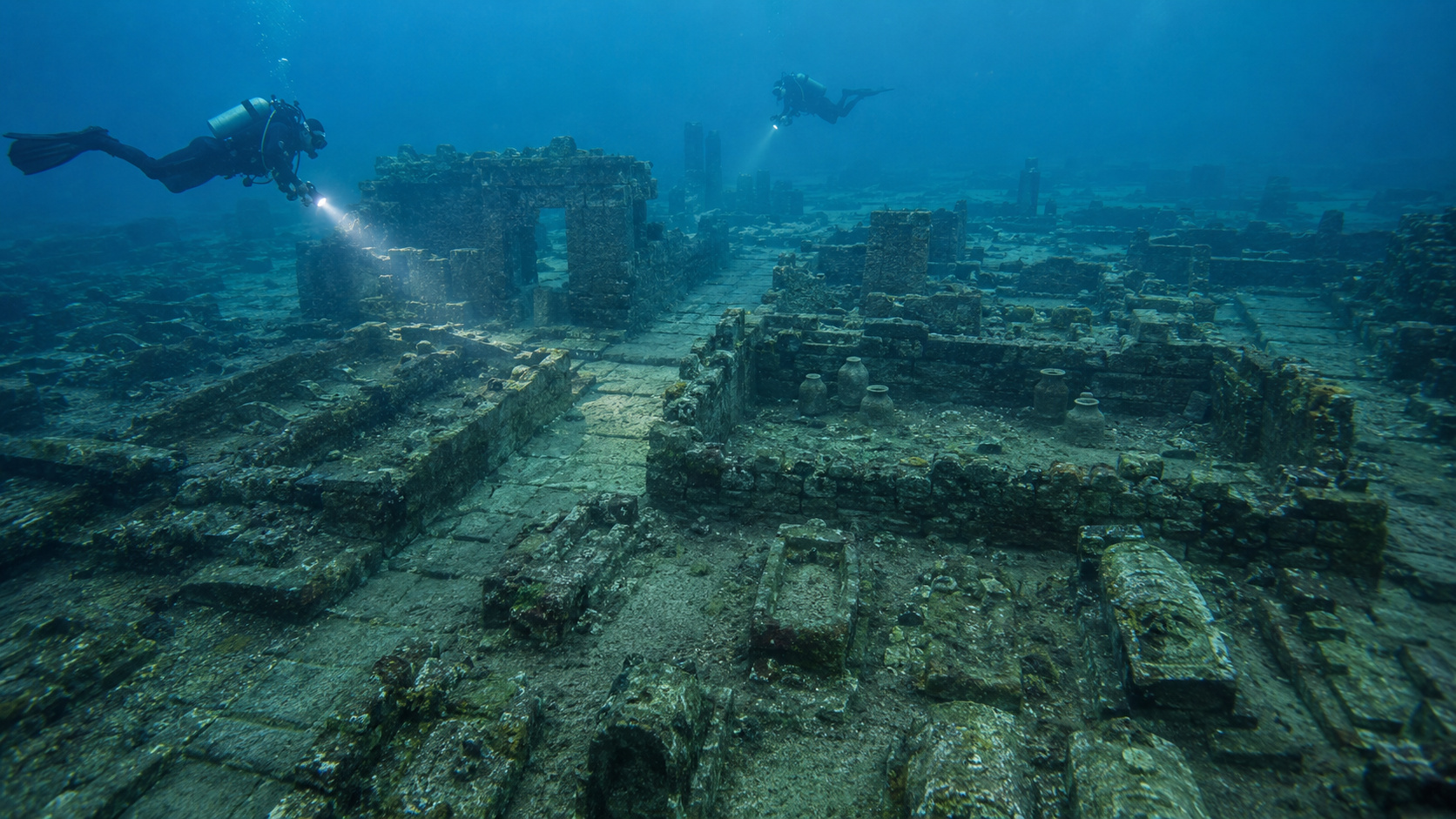 Mergulhadores encontram no fundo do mar uma cidade de aproximadamente 5 mil anos onde ainda é possível seguir ruas, reconhecer casas, pátios e dezenas de túmulos