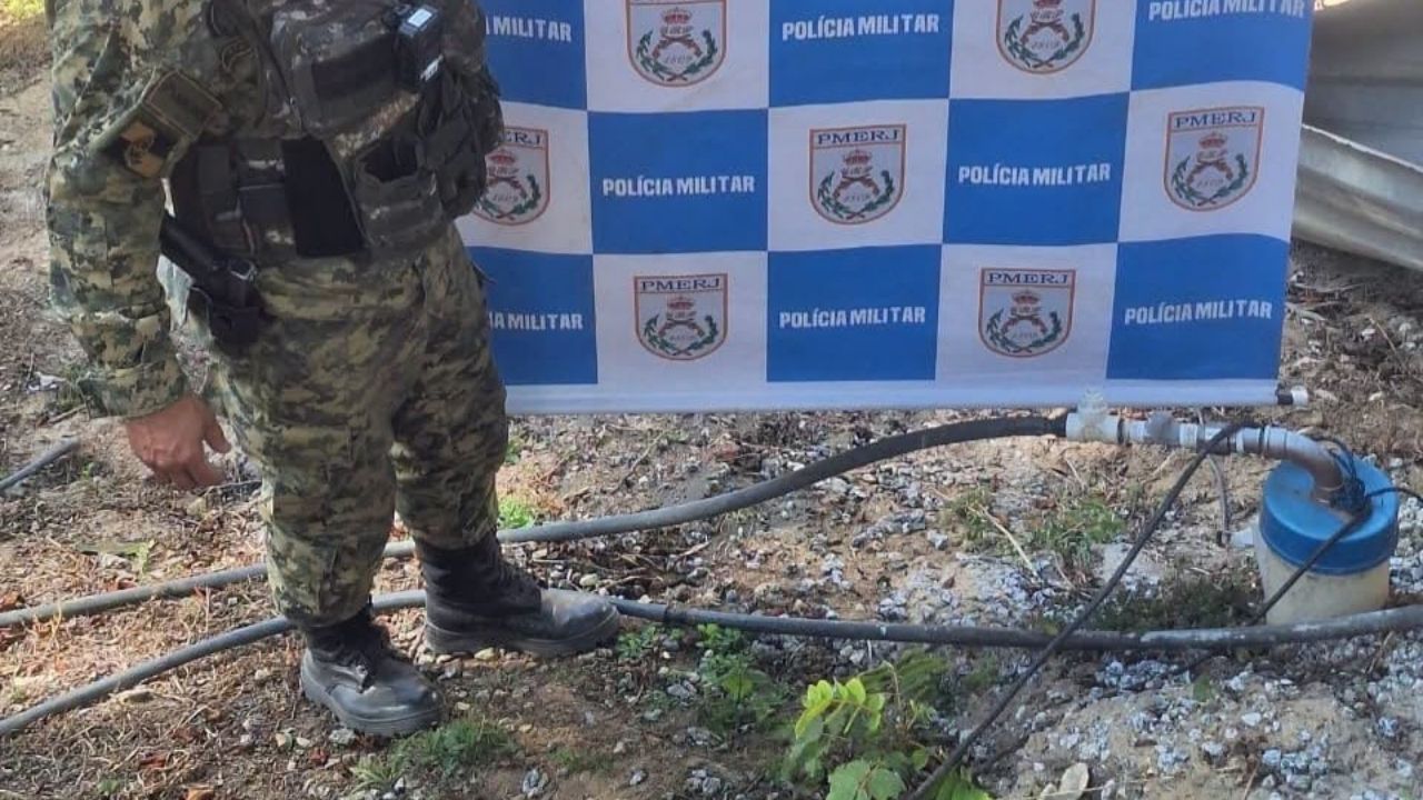 Poço artesiano em Nova Friburgo é alvo da Polícia Ambiental após fiscalização encontrar captação de água subterrânea sem outorga.