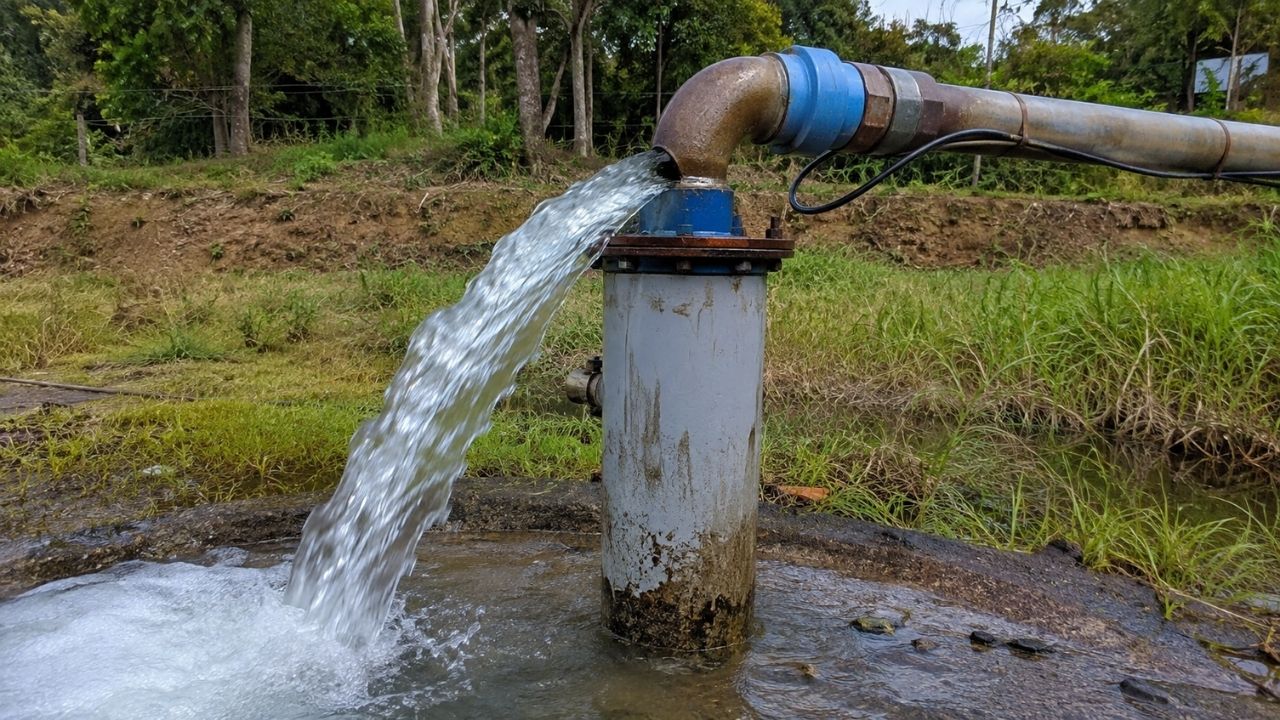 Poço artesiano estava em funcionamento quando fiscalização da Polícia Ambiental constatou que não havia outorga para captar água subterrânea, e responsável confirmou que operava sem (1)