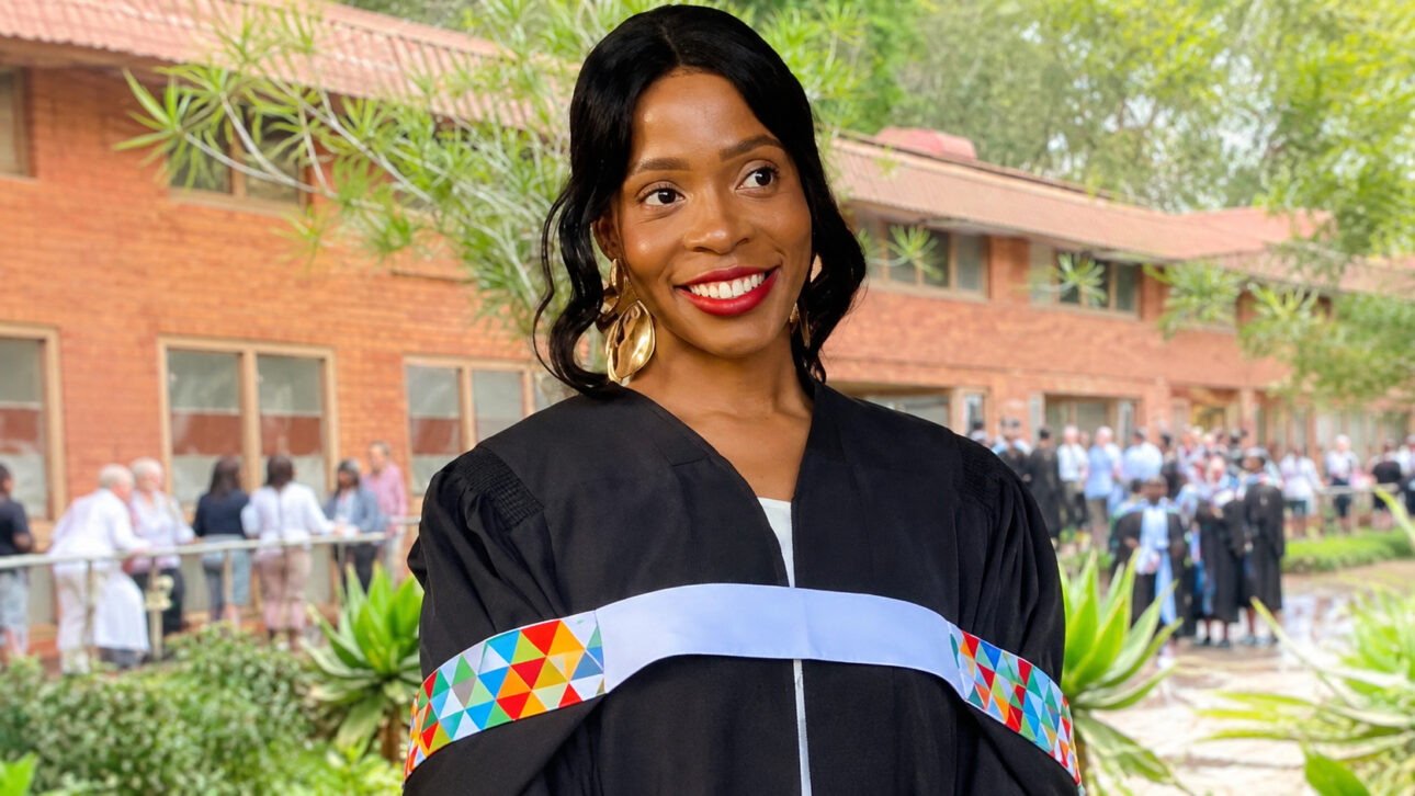 Criada por uma mãe solo que trabalhava como doméstica para sustentar cinco filhos na África do Sul, Pumla Majozi tornou-se a primeira universitária e graduada da família