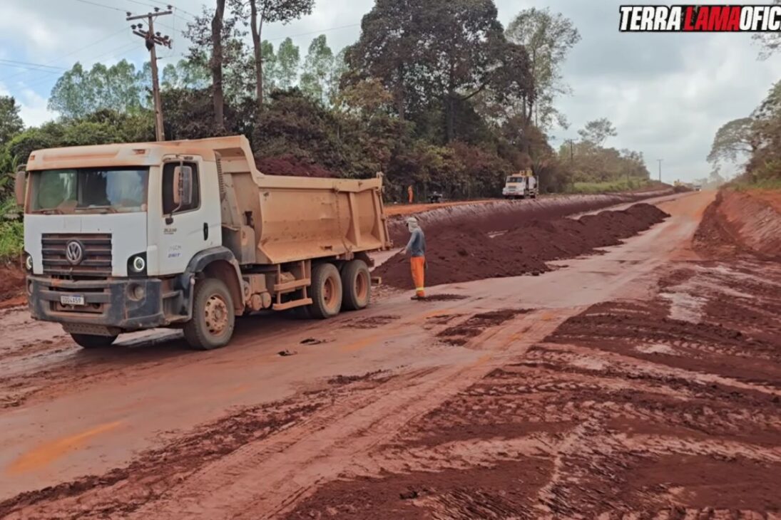 Asfalto da Transamazônica segue sem data no trecho de Medicilândia, que recebe só aterro emergencial, enquanto o edital de R$ 1 bilhão cobre outro segmento