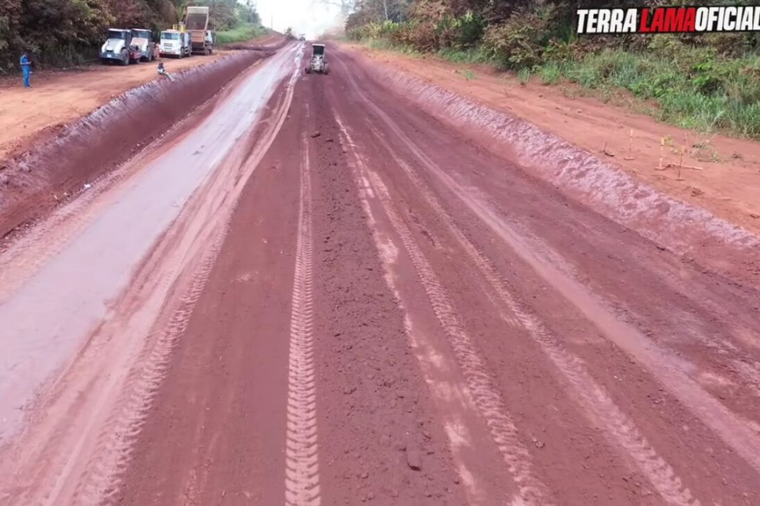 Asfalto da Transamazônica segue sem data no trecho de Medicilândia, que recebe só aterro emergencial, enquanto o edital de R$ 1 bilhão cobre outro segmento