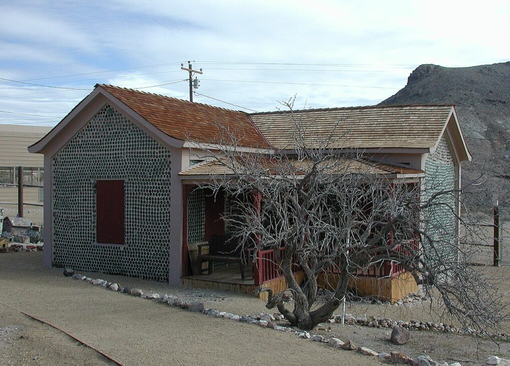 Tom Kelly Bottle House, em Rhyolite, Nevada, construída no início do século 20 com dezenas de milhares de garrafas de cerveja e outras bebidas incorporadas às paredes. Crédito: U.S. Geological Survey