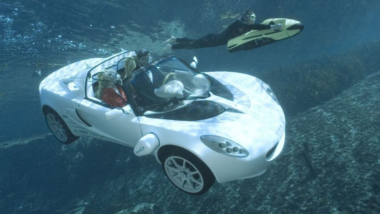 Rinspeed sQuba rodava a mais de 120 km/h, navegava, mergulhava a 10 metros e mantinha dois ocupantes respirando por tanques de ar comprimido.