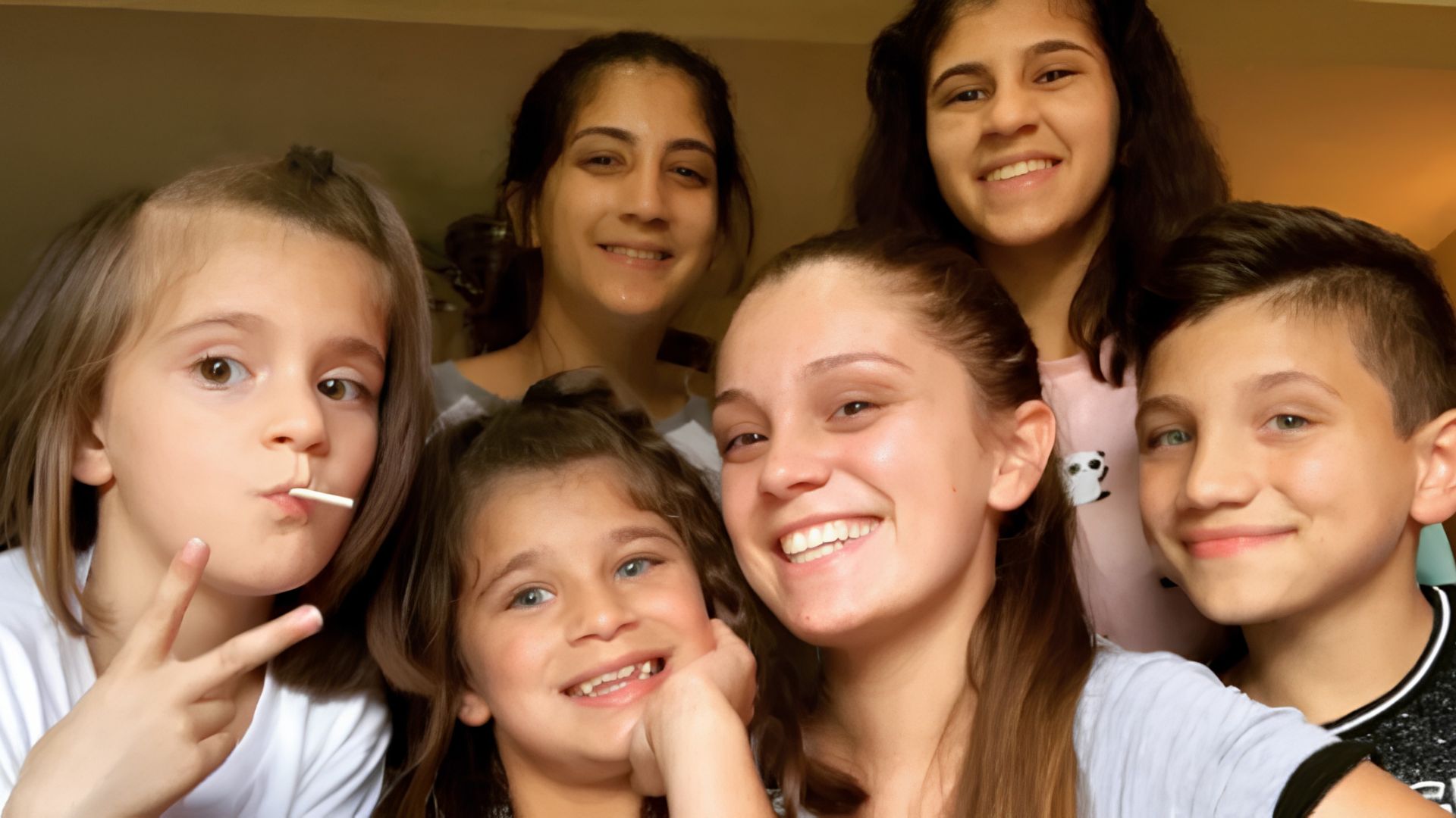 Aos 17 anos, jovem perde a mãe para o câncer e o pai três anos depois, assume sozinha a criação de cinco irmãos, passa a sustentar quatro meninas e um menino
