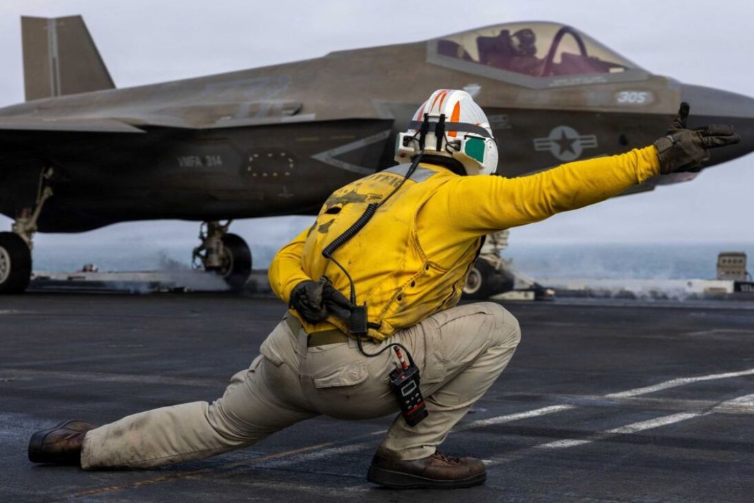 USS Abraham Lincoln: 5 mil tripulantes há mais de 200 dias sem pisar em terra, recorde que virou crise de exaustão, com Congresso cobrando o Pentágono; veja