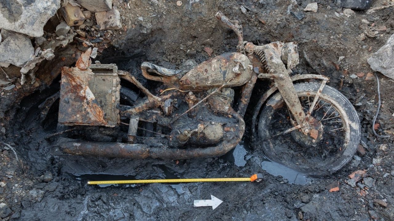 Seca histórica baixou o nível do rio Danúbio e revelou em Budapeste uma rara motocicleta militar alemã da Segunda Guerra Mundial praticamente intacta, além dos restos de dois