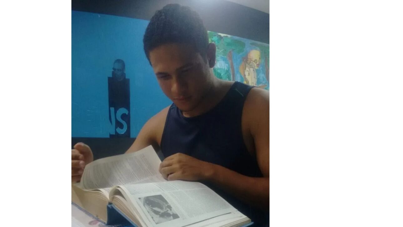 Rafael pedalava 7 km até a biblioteca pública para estudar e foi aprovado em Medicina na Uneb na 28ª tentativa, após 27 reprovações em provas e vestibulares.