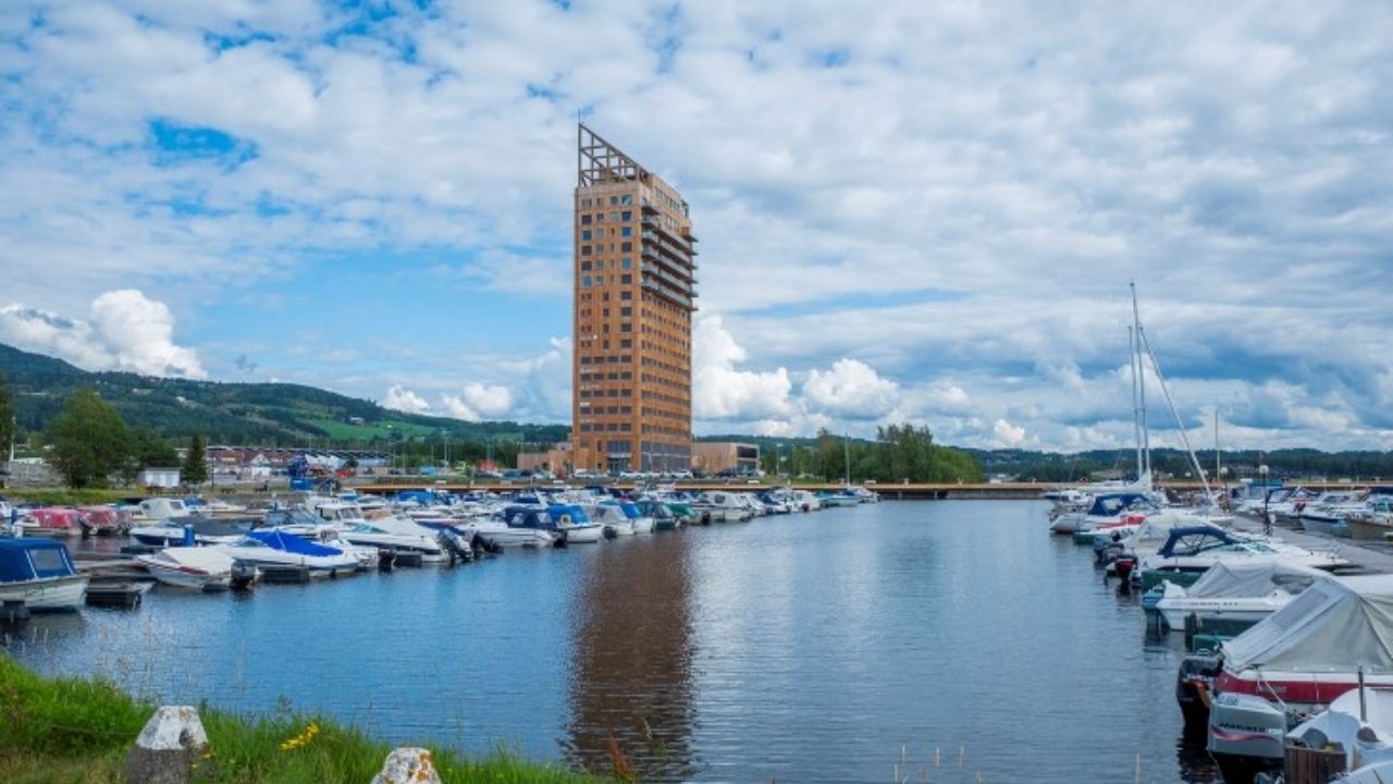 Torre de madeira Mjøstårnet usa glulam, CLT e concreto para sustentar 18 pavimentos e controlar cargas e vento em 85,4 metros na Noruega.