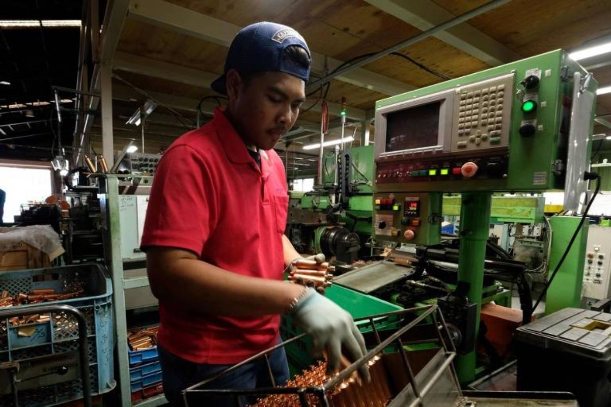 Brasileiros decasséguis no Japão relatam jornadas de até 12 horas, seis dias por semana, pagamento por hora, horas extras e desigualdades no trabalho industrial.