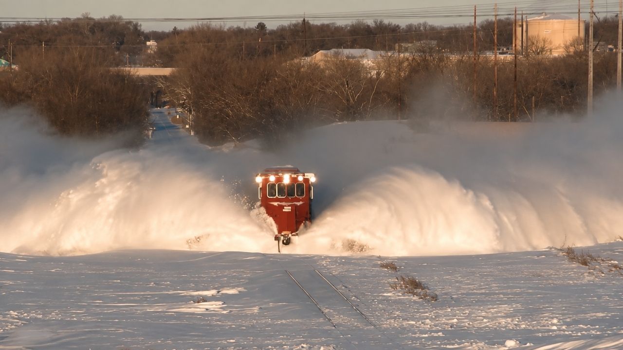 Veja como trens especiais usam arados contra neve, ajudam locomotivas e entram em ação em Donner Pass após bloqueios extremos.