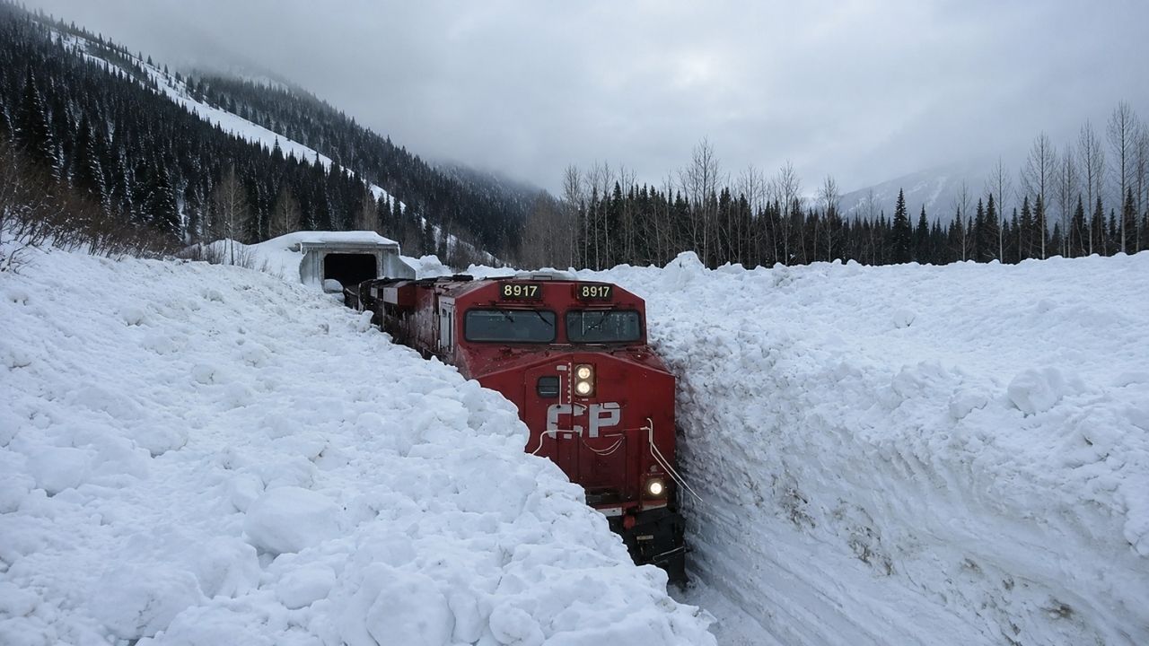 Trens especiais enfrentam paredões de neve maiores que locomotivas, usam arados frontais, asas de aço e rotores gigantes para limpar ferrovias soterradas, e em Donner Pass máquinas (4)