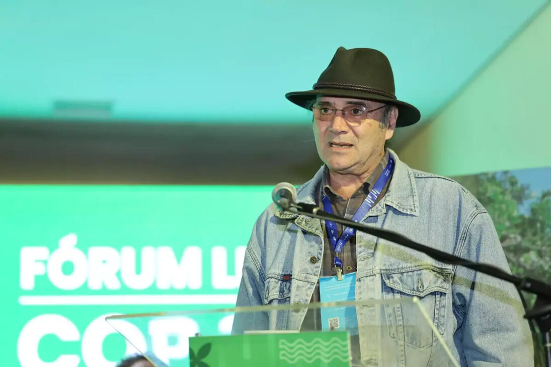 Almir Sater usa chapéu e fala ao microfone durante o Fórum LIDE COP30, em Bonito, sobre a conservação do Pantanal.